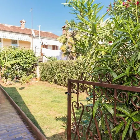 Apartment Lovely Desiree 250m From The In Rovinj
