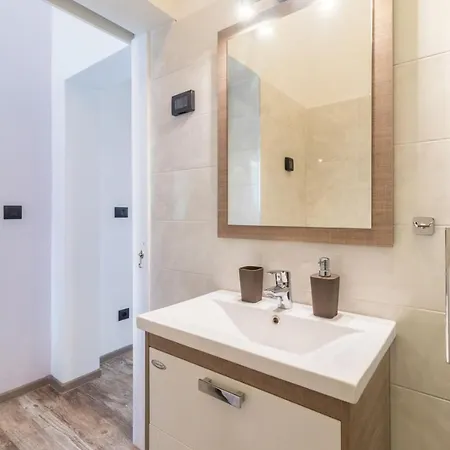 Lovely Desiree 250m From The In Apartment Rovinj