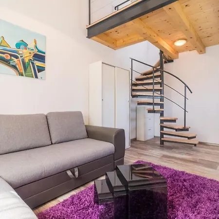 Lovely Desiree 250m From The In Apartment Rovinj